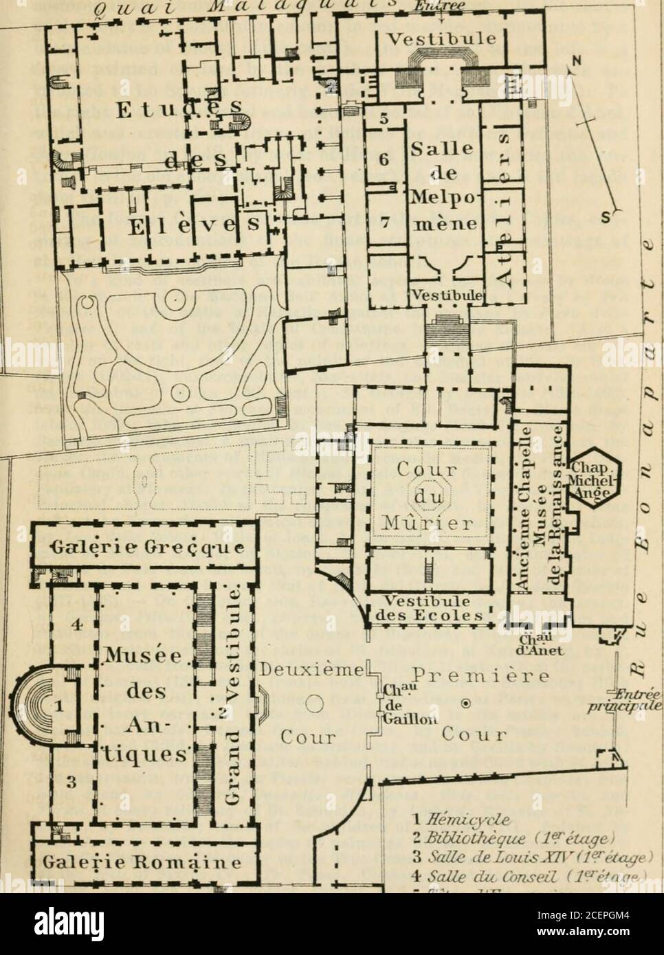 . Paris und Umgebung mit Routen von London nach Paris; Handbuch für Reisende. ds von 1250 Schülern verschiedener Nationalitäten. Es enthält eine wertvolle und umfangreiche Sammlung von Skulpturen und Gemälden, die eine bewundernswerte Ergänzung zu den Sammlungen des Louvre bilden. Das Gebäude, das 1820-38 von Debret und seinem Nachfolger Duban errichtet wurde, befindet sich an der Stelle des alten Klosters des Petits-Augustins.1860-62 wurde von Duban ein neuer Flügel zum Quai Malaquais hinzugefügt, und das alte Hotel Chimay, das an diesen Flügel anschließt, wurde 1885 für die Werkstätten eingewilligt. Am Eingang befinden sich kolossale Büsten von Puget und Stockfoto