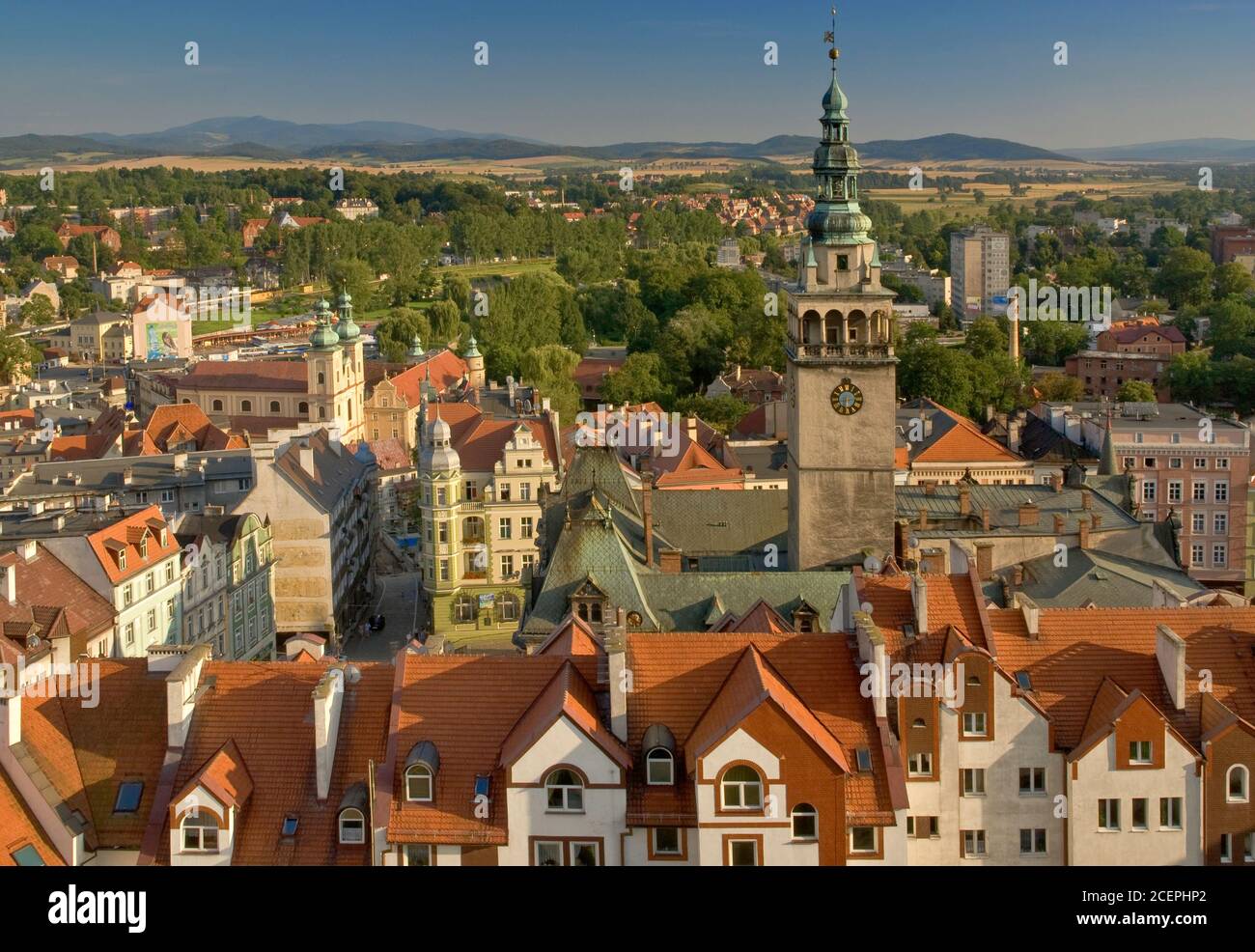 Altstadt mit Rathausturm von der Festung in Klodzko, Niederschlesien, Polen Stockfoto