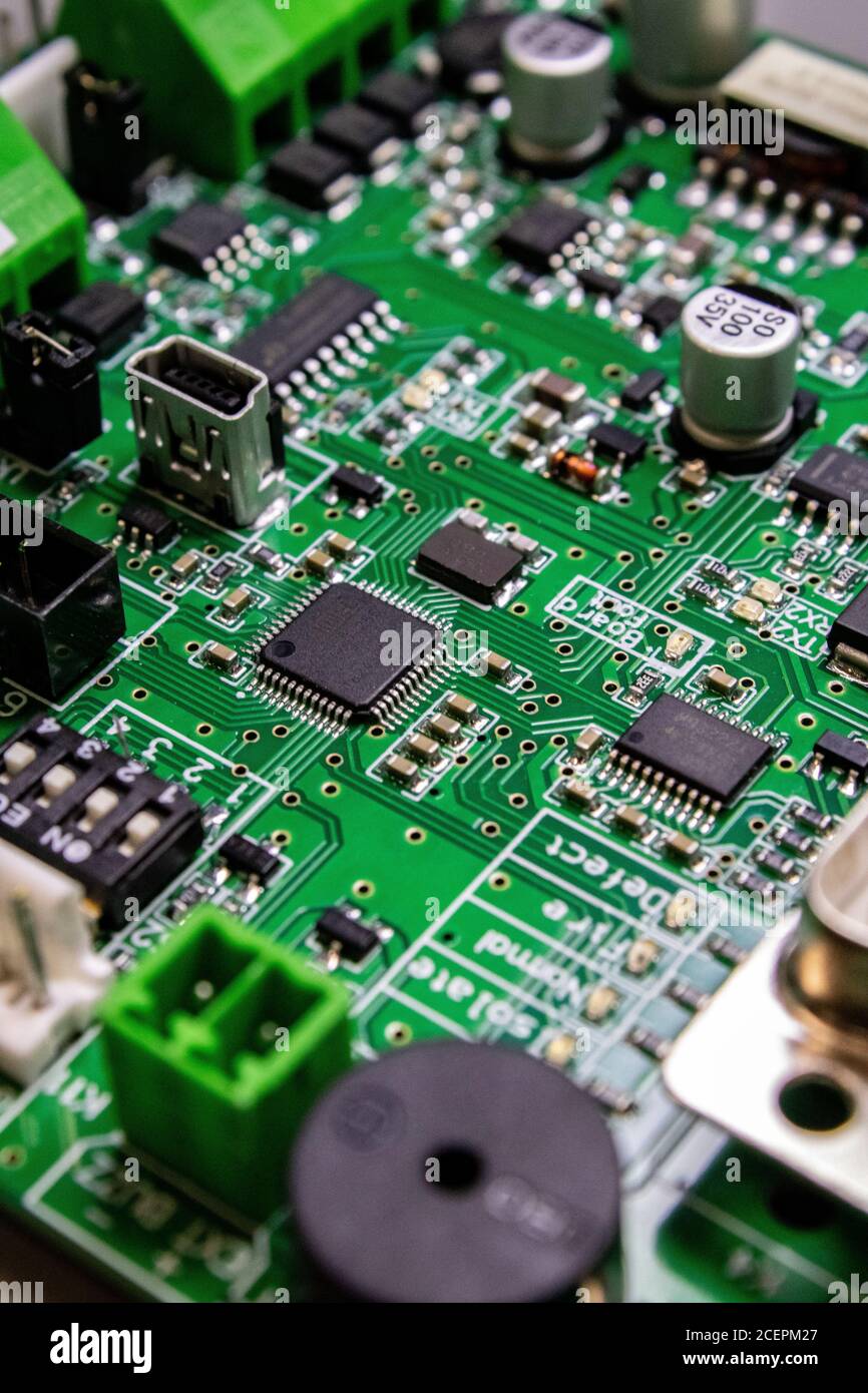 Grüne Platine mit Mikrocontroller und vielen Steckverbindern Stockfoto