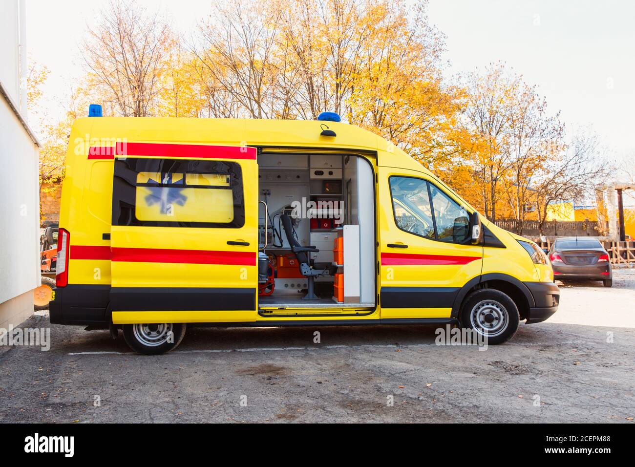 Zaporozhye/Ukraine- November 08 2019 :Ambulanz mit offener Tür. Seitenansicht. Stockfoto
