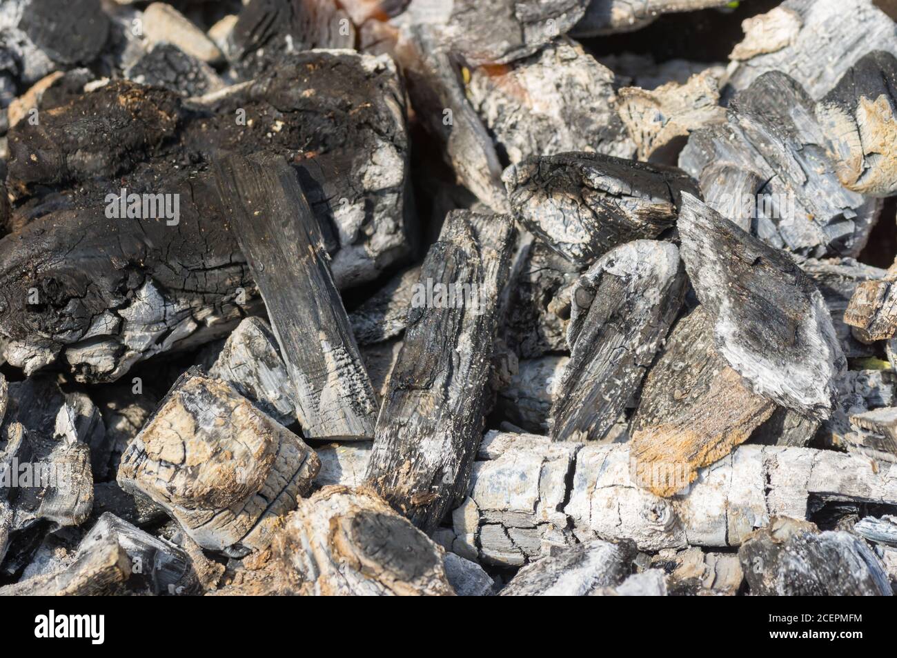 Bild schließen von lebenden Kohlen im aussterbenden Lagerfeuer Stockfoto