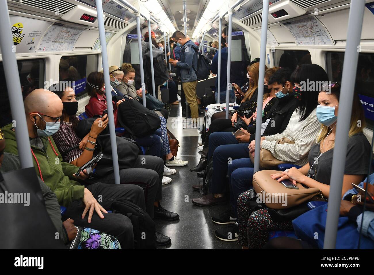 Passagiere fahren in einem U-Bahn-Zug während der Hauptverkehrszeit in London. Der Premierminister sagte, dass die Leute "in großer Zahl ins Büro zurückkehren" würden, aber Downing Street sagte, dass sie noch keine Informationen zur Sicherung der Behauptung liefern könne. Stockfoto