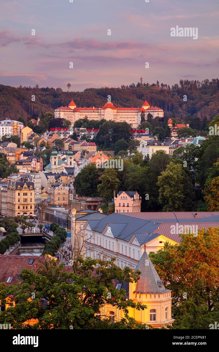 Karlsbad, Tschechische Republik. Luftbild von Karlovy Vary (Karlsbad), in Westböhmen bei schönem Sommeruntergang gelegen. Stockfoto