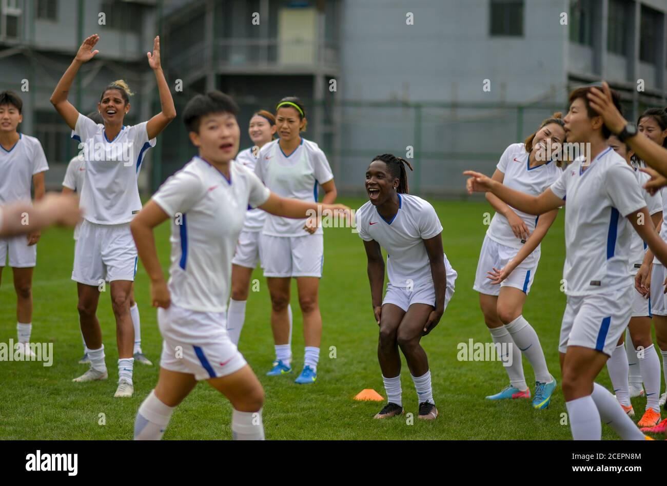 (200902) -- KUNMING, 2. September 2020 (Xinhua) -- Foto vom 28. August 2020 zeigt Barbra Banda (C) erwärmt sich, indem sie Spiele mit Teamkollegen spielt, bevor sie in Kunming, der Hauptstadt der südwestlichen chinesischen Provinz Yunnan, trainiert. Barbra Banda, eine 20-jährige aus Sambia, ist ein Star in der chinesischen Fußball-Vereinigung Frauen Super League 2020, Strahlen vier Tore in den ersten drei Runden, und den Start der "sambischen Wirbelwind" in der Women's Super League, die in Kunming vom 23. August bis 11. Oktober statt. Barbra Banda wechselte von der spanischen EDF Logrono zur Shanghai Rural Commercial Bank (SRCB) bei der Stockfoto