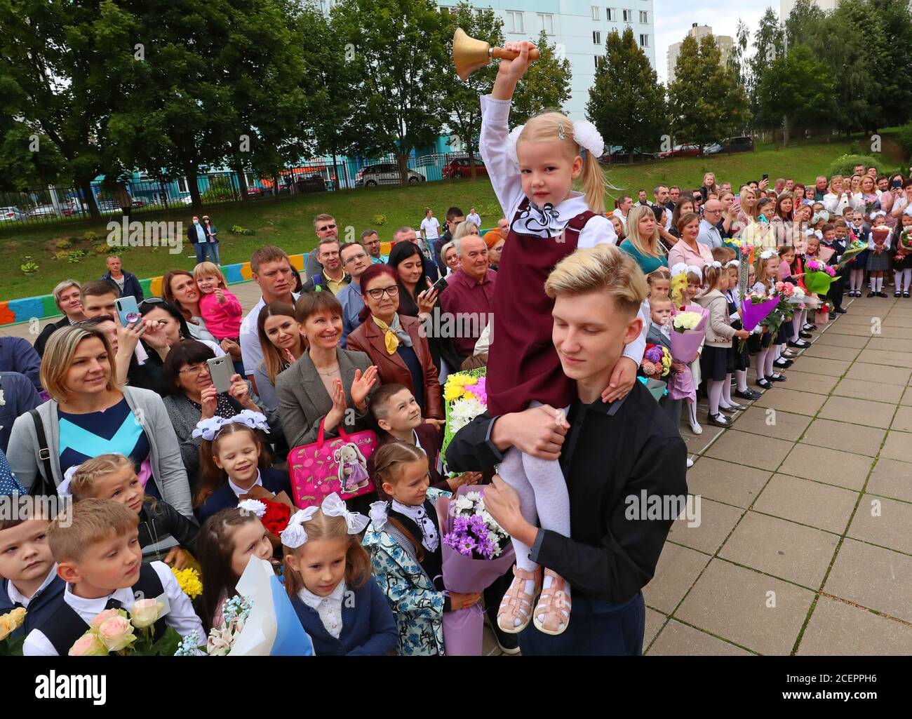 Minsk, Weißrussland. September 2020. Die Schüler nehmen an der Einweihungsfeier für das neue Schuljahr an einer Schule in Minsk, Weißrussland, am 1. September 2020 Teil. Quelle: Henadz Zhinkov/Xinhua/Alamy Live News Stockfoto