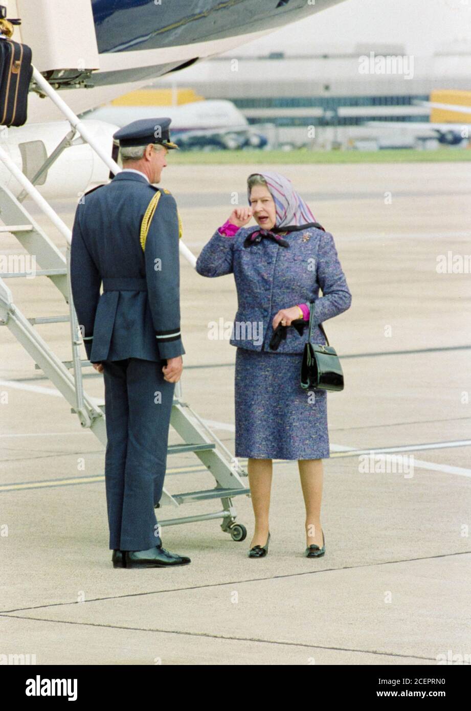 Queen Elizabeth bei Ankunft am Flughafen London Heathrow Stockfoto