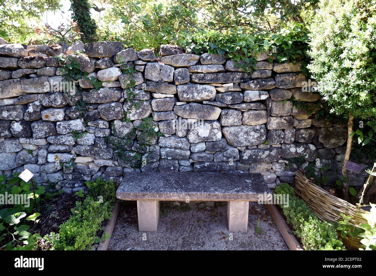 Stone Garden Bank & Dry-Stone Wand in Salagon Garden Mane Alpes-de-Haute-Provence Frankreich Stockfoto