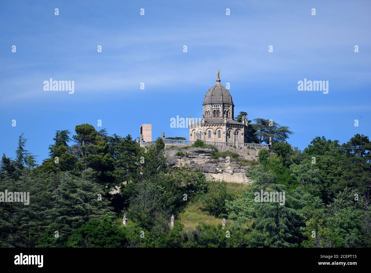 Achteckige Kapelle Notre Dame de Provence (1875) & mittelalterliche Zitadelle Forcalquier Alpes-de-Haute-Provence Frankreich Stockfoto