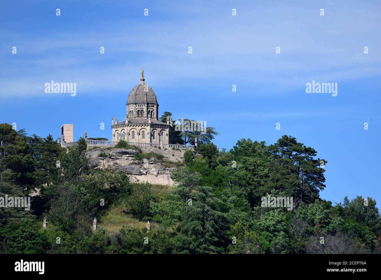 Achteckige Kapelle Notre Dame de Provence (1875) & mittelalterliche Zitadelle Forcalquier Alpes-de-Haute-Provence Frankreich Stockfoto