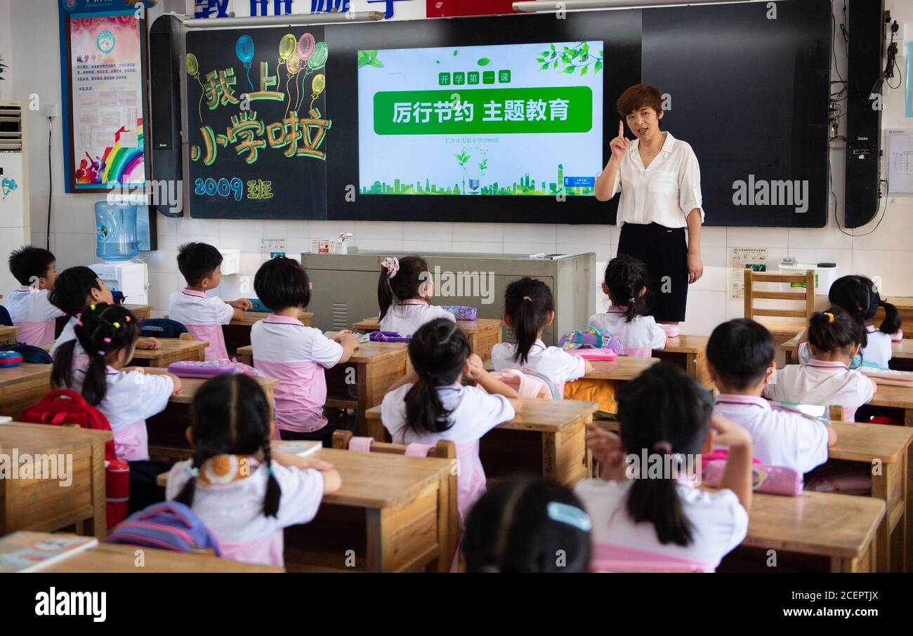 Changsha, Chinas Provinz Hunan. September 2020. Studenten der Changsha Experimental Primary School besuchen zu Beginn eines neuen Semesters in Changsha, der zentralchinesischen Provinz Hunan, am 2. September 2020 eine Lektion über Sparsamkeit. Quelle: Chen Sihan/Xinhua/Alamy Live News Stockfoto