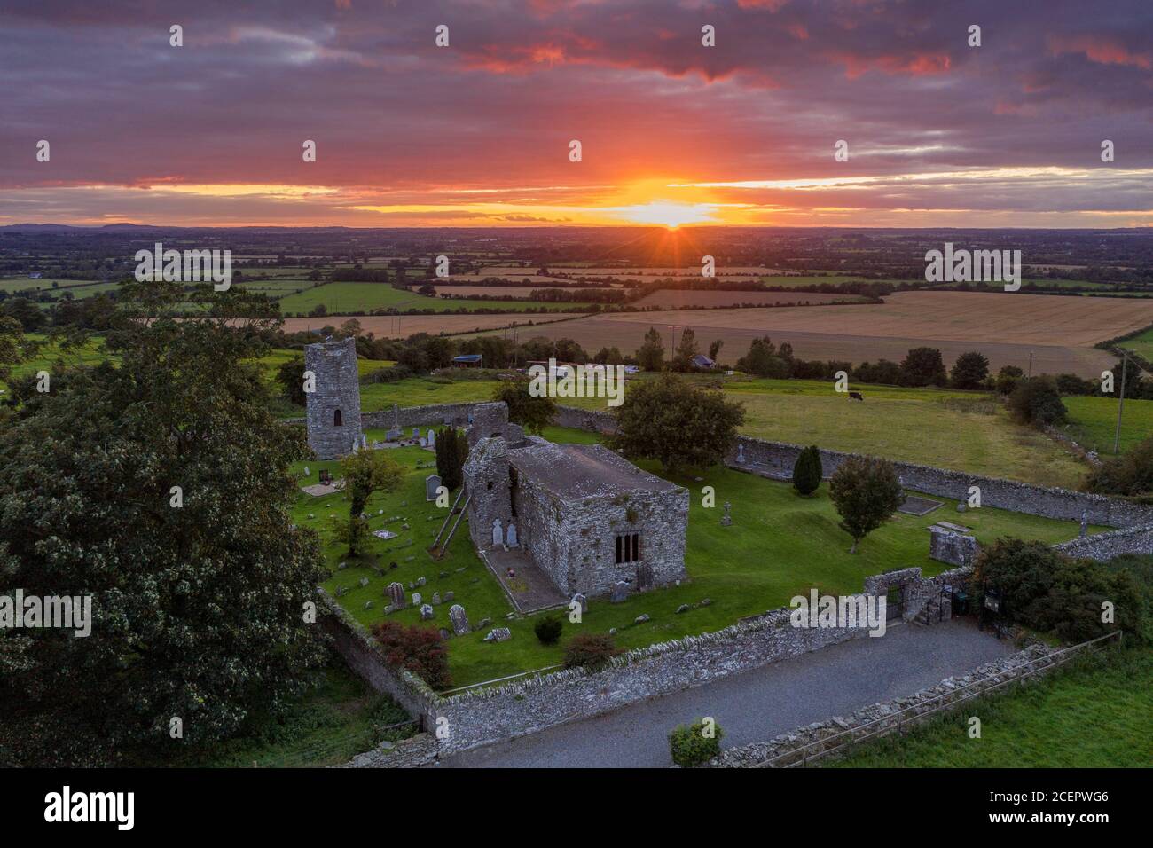 Das Grab von Arthur Guinness und der Friedhof in Oughterard in der Grafschaft Kildare, Irland Stockfoto