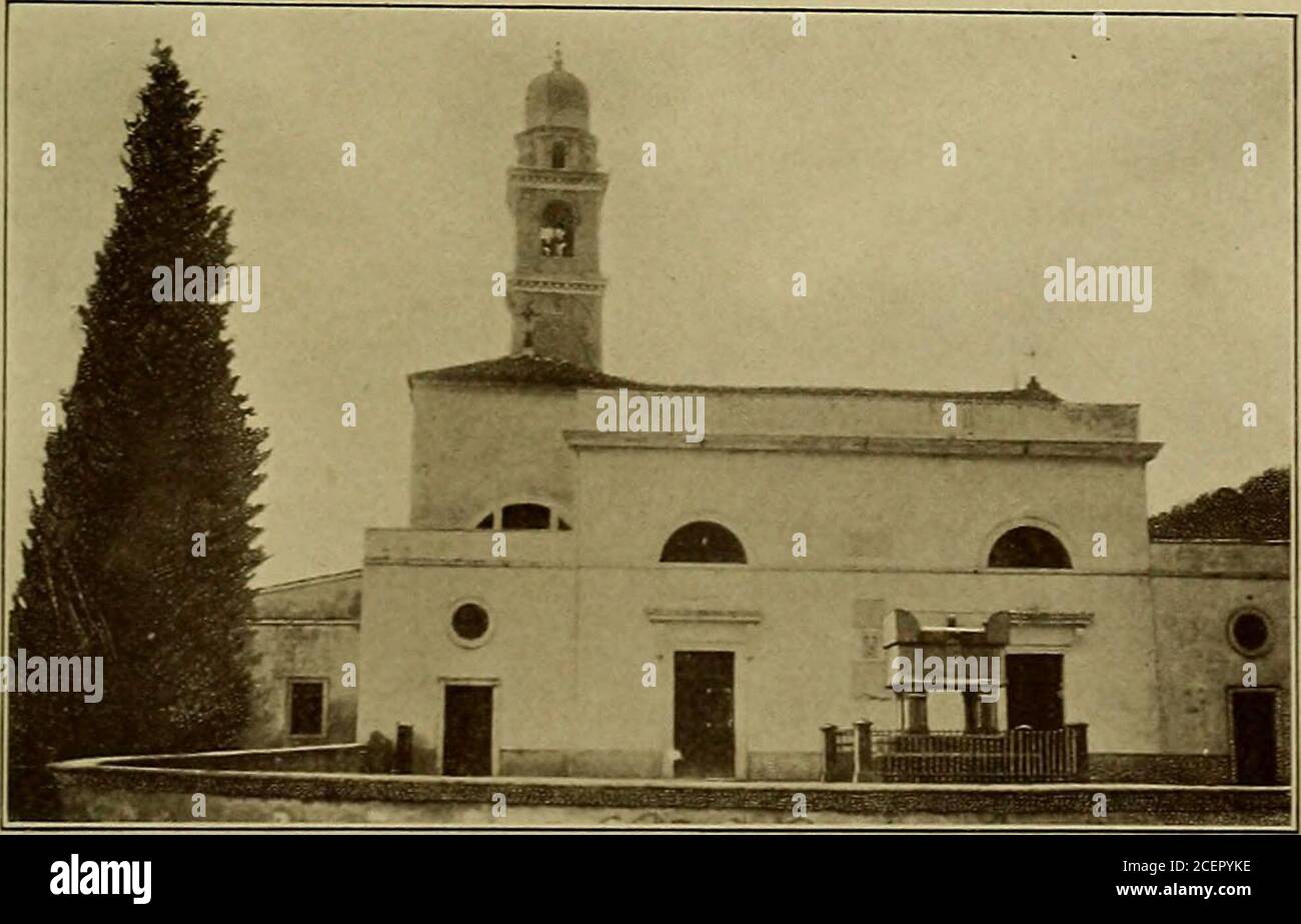 . Plain-Städte von Italien : die Städte von altem Venetien. ARQUA. EIN BAUERNHAUS.. ARQUA. PFARRKIRCHE UND PETRARCHS GRAB. ROVIGO, ARQUA UND BATTAGLIA 569 in diesem, wurde ich reichlich für meinen Spaziergang durch einen langen Spaziergang durch die versunkenen Gärten zurückgezahlt, die neue andvariantenreiche Schönheiten an jeder Umdrehung der Pfade ergaben; der woodsalone waren reizend, zusammengesetzt von Monarchen von WASTAGRAGE und Größe; Und die Aussicht auf das ganze Ausmaß des großen Schlosses war malerisch jenseits des OP-Dinary, offenbart über den wichtigsten Gebäuden der mächtiold halten und umkämpfte Festung versteckt in denbuschigen Ulmen des oberen Hügels Stockfoto