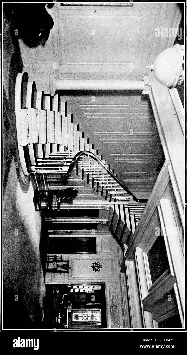 . Häuser für Stadt oder Land. Eine moderne Zusammensetzung in thesame Geist, und es muss im Besitz sein, dass die Soffit der Treppe in seinem oberen Teil über den quadratischen Quar-ter Tempo ist mehr streng wahr Präzedenzfall als incases, wo eine kontinuierliche Ummantelung ersetzt themolded Unterseite jedes Schrittes. Ein anderer Blick auf die gleiche Treppe zeigt eine sehr breite und imposantenReihe von verglasten Türen, die von der äußeren Vorhalle zum Treppenfuß führen. Die Menschen von vor hundert Jahren, in den großen Holzhäusern von Beaufort und entlang des JamesRiver und seltener im Norden, verwendet, um die doppelte Treppe, eine mit einem affectectthe Stockfoto