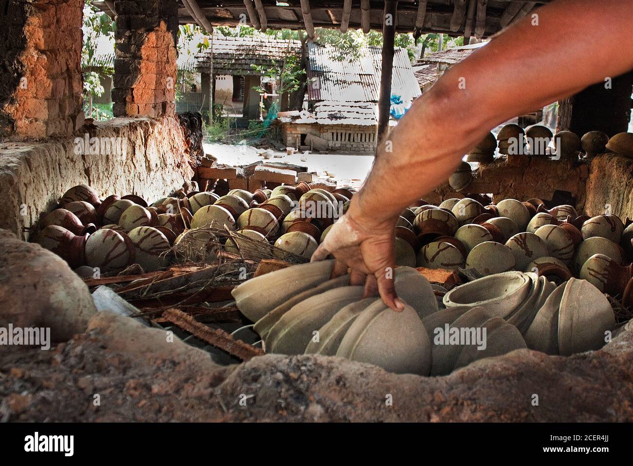 Potter macht Tontopf mit einem traditionellen Rad in einem ländlichen Dorf in Khulna, Bangladesch. Stockfoto