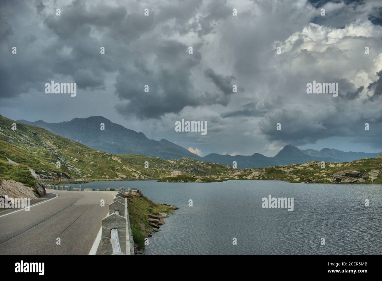 Schöner kleiner See am San Bernardino Pass Stockfoto