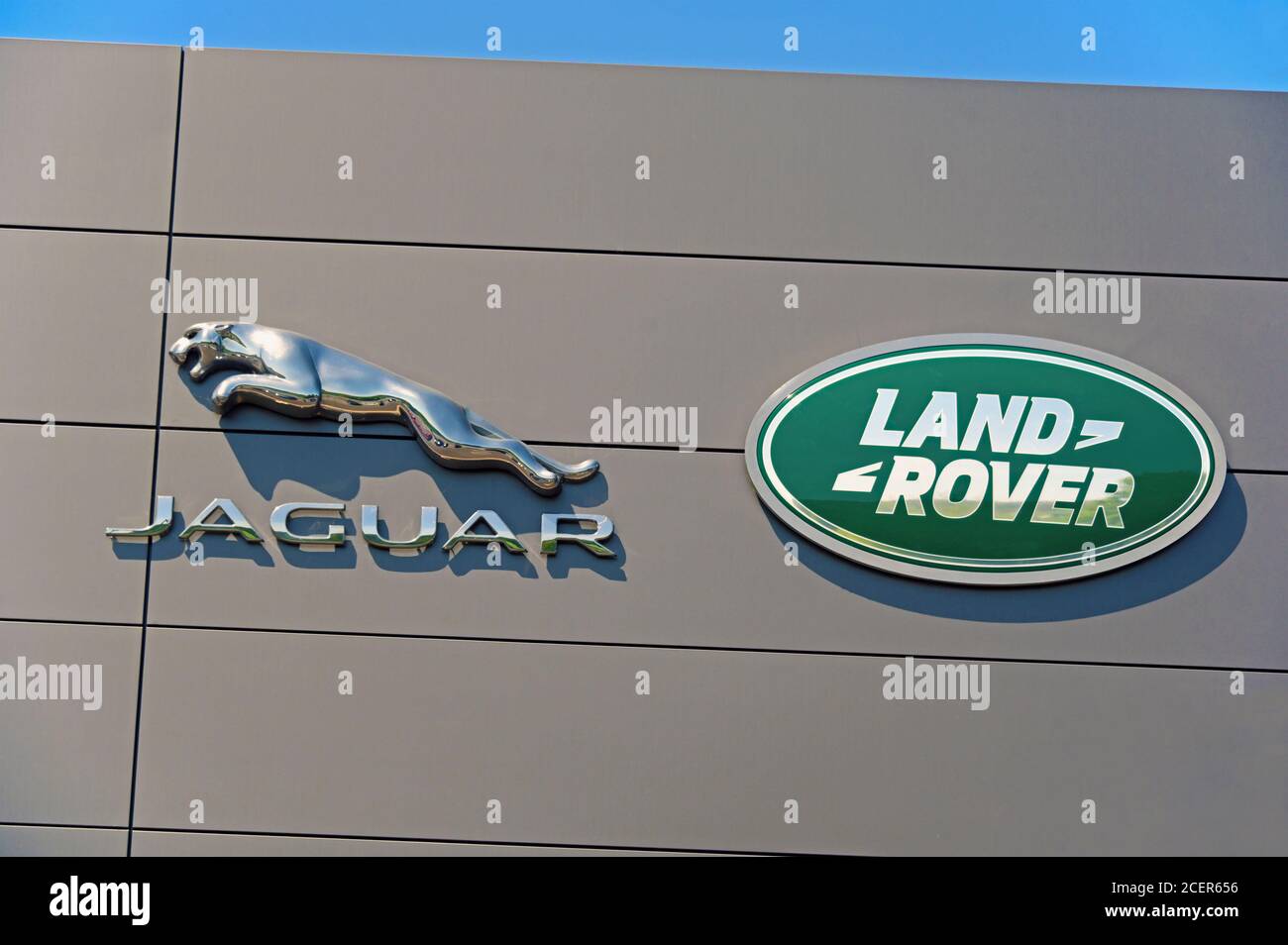 Jaguar Cars und Land Rover Logos. Kentdale Land Rover Dealership, Shap Road Kendal, Cumbria, England, Vereinigtes Königreich, Europa. Stockfoto