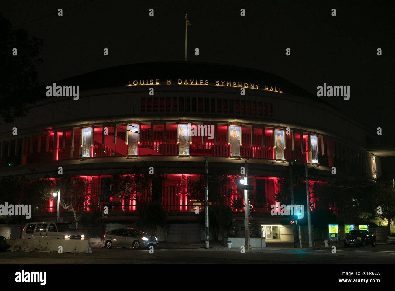 San Francisco, Usa. September 2020. Davies Hall wird rot angezündet, um die Red Light Restart Movement am 1. September 2020 in San Francisco, Kalifornien, zu unterstützen. Quelle: The Photo Access/Alamy Live News Stockfoto