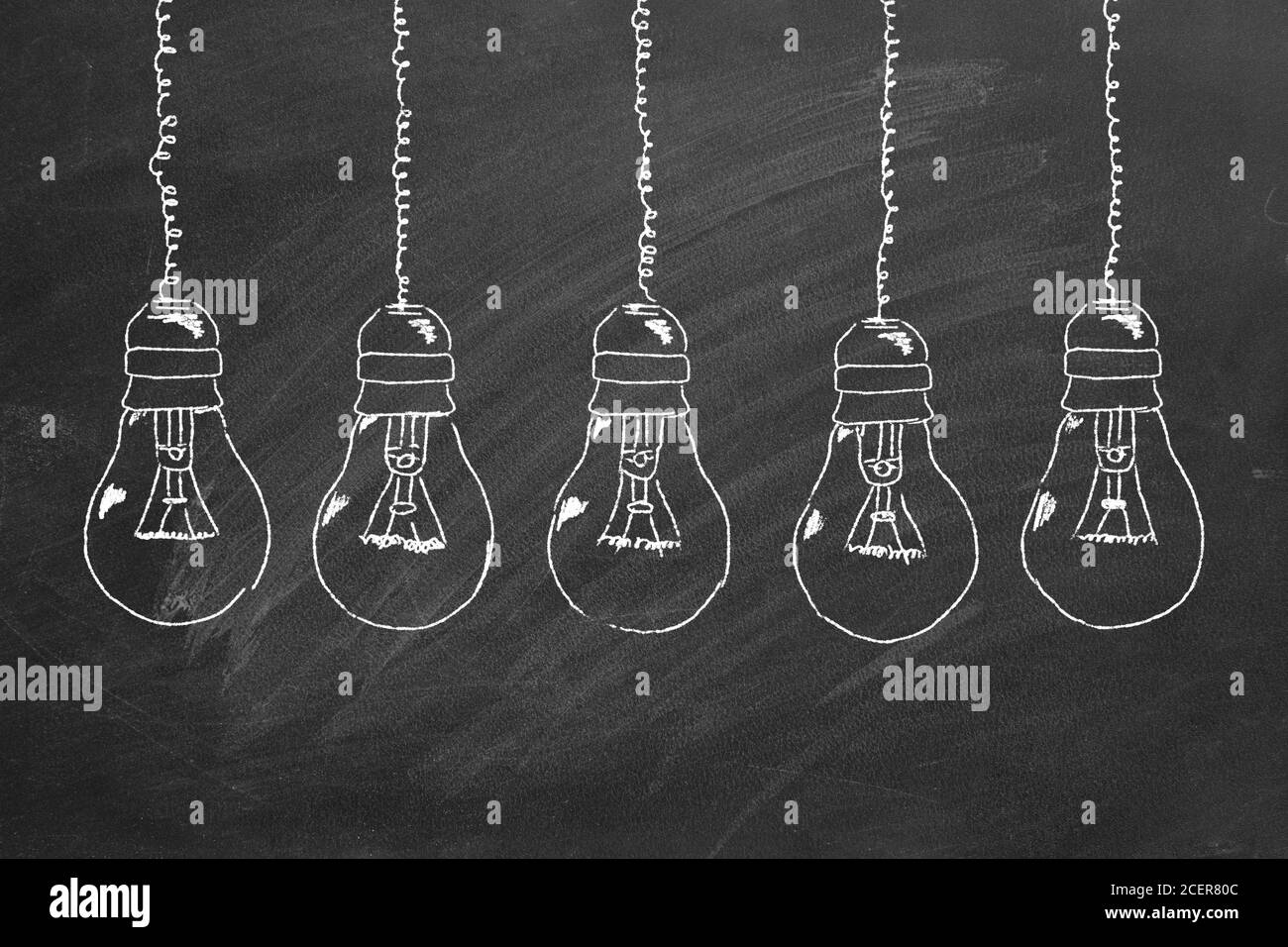Reihe von Glühbirnen Kreidezeichnung auf Tafel. Konzept der Idee. Stockfoto
