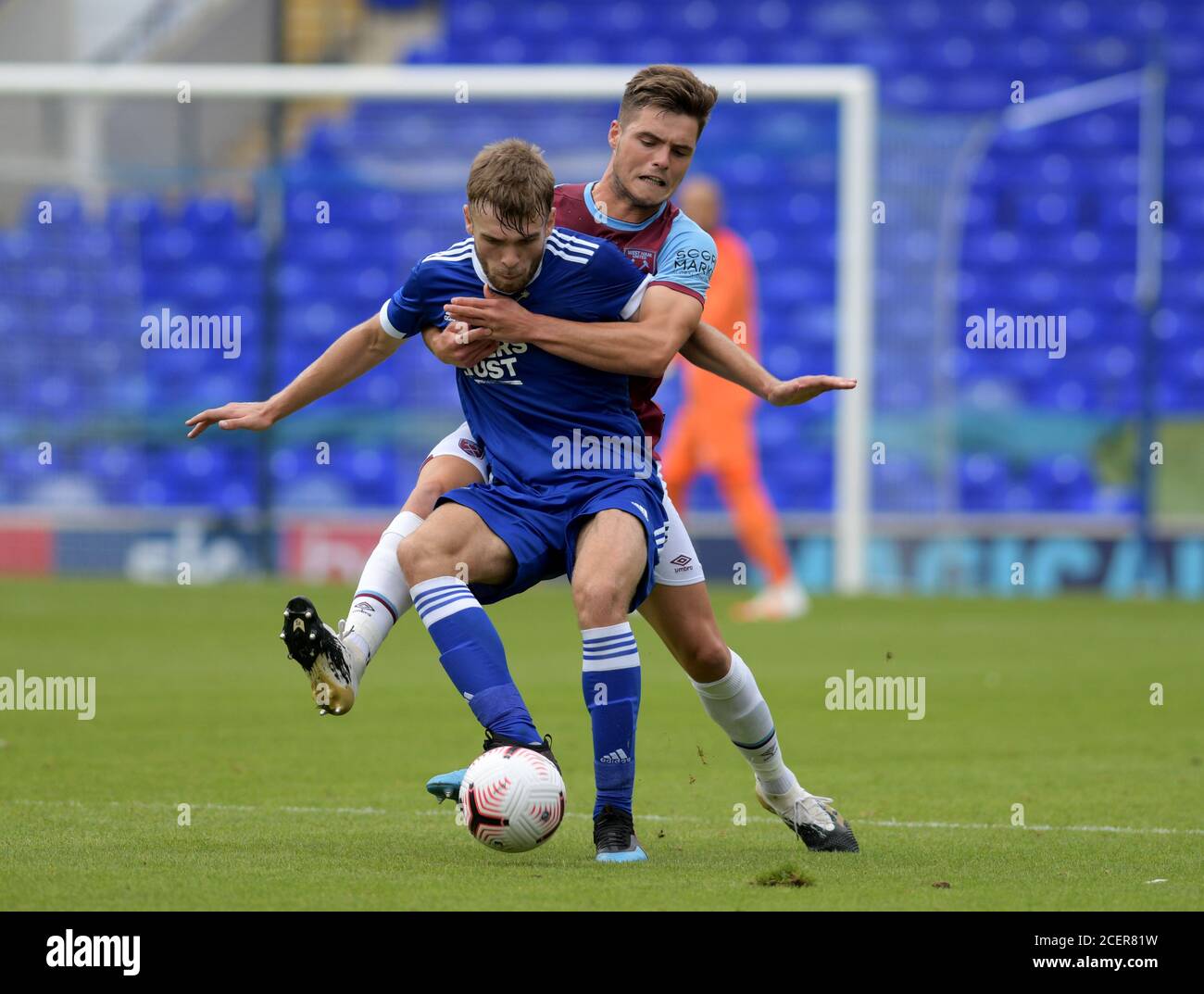 Aaron Drinan von Ipswich Town und Goncalo Cardoso von West Ham United kämpfen um den Ball - Ipswich Town gegen West Ham United, Pre-Season Friendly, Portman Road, Ipswich, UK - 25. August 2020 nur zur redaktionellen Verwendung Stockfoto