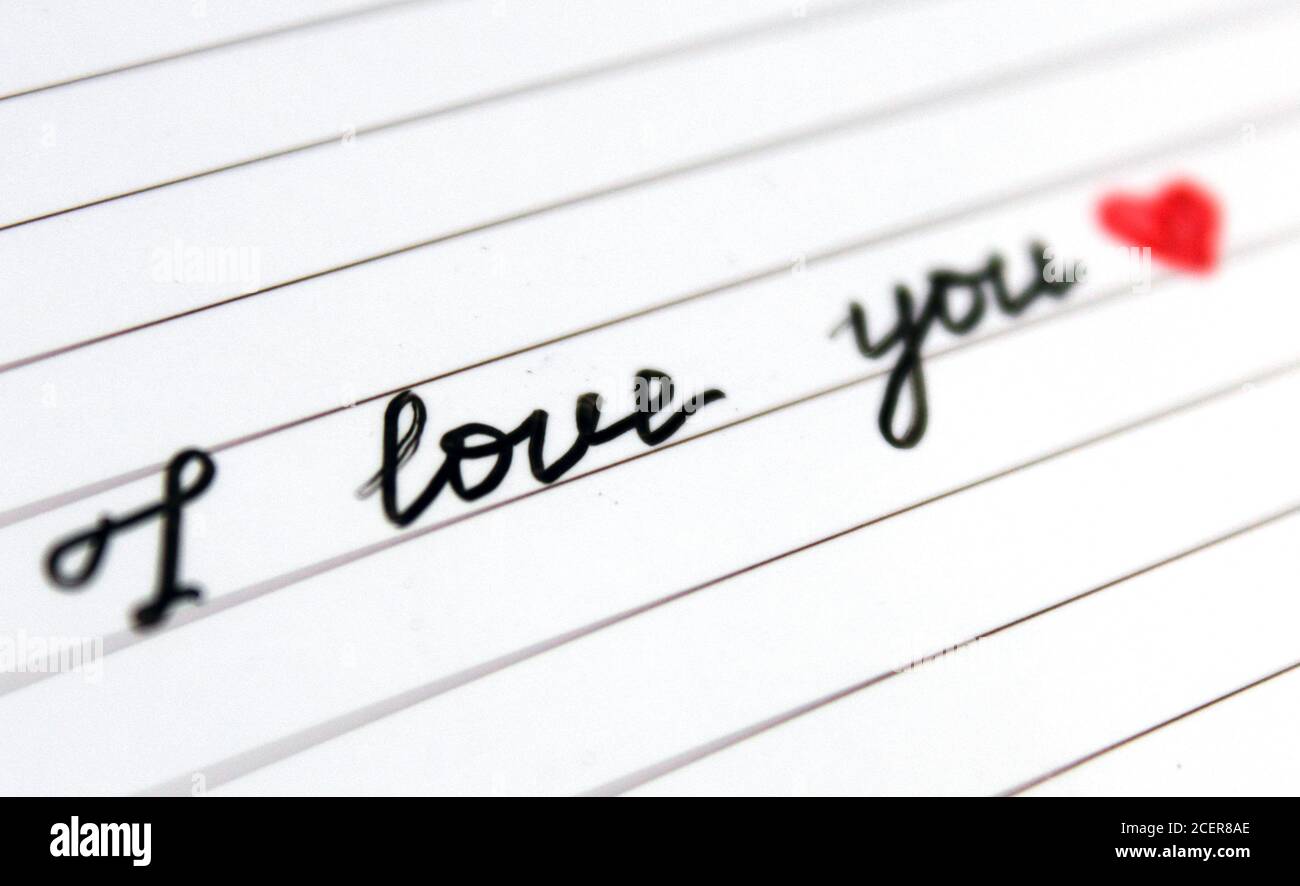 Nahaufnahme handgeschriebener Satz "Ich liebe dich" und rotes Herz. Liebeserklärung. Stockfoto