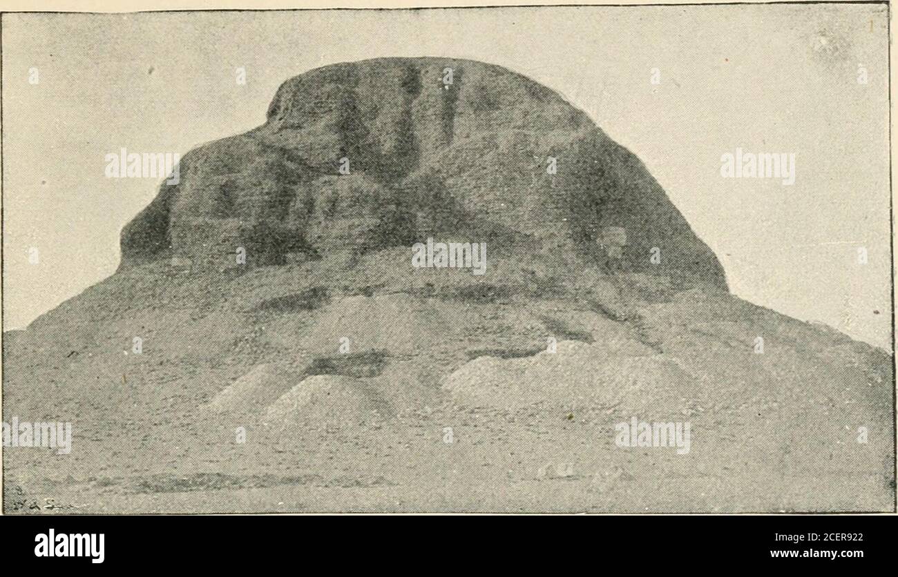 . Der heilige Käfer: Eine populäre Abhandlung über ägyptische Skarabäen in Kunst und Geschichte. DYKED BYAMENEMHAT wtiBiiliiw^1*1 ? KARTE DES ALTEN SEES MOERIS. Der schattige Teil zeigt das Land, das von den Königen der Xllth Dynastie aus dem See zurückgewonnen wurde. Dies ist die Geschichte von hisviceroy, und es ist wie das, was Lord Cromers Männer im niedrigen Nil des letzten Jahres getan haben. Der Obelisk bei Heliopolis, der von diesem König errichtet wird, ist das älteste Denkmal dieser Art in der Welt. 344. (Tafel XVI), USERTE- SEN II FOQ^n, Thronname Kha •KheperRa (2684-2660,B.C.). Von diesem König besitze ich einen Zlin Stockfoto