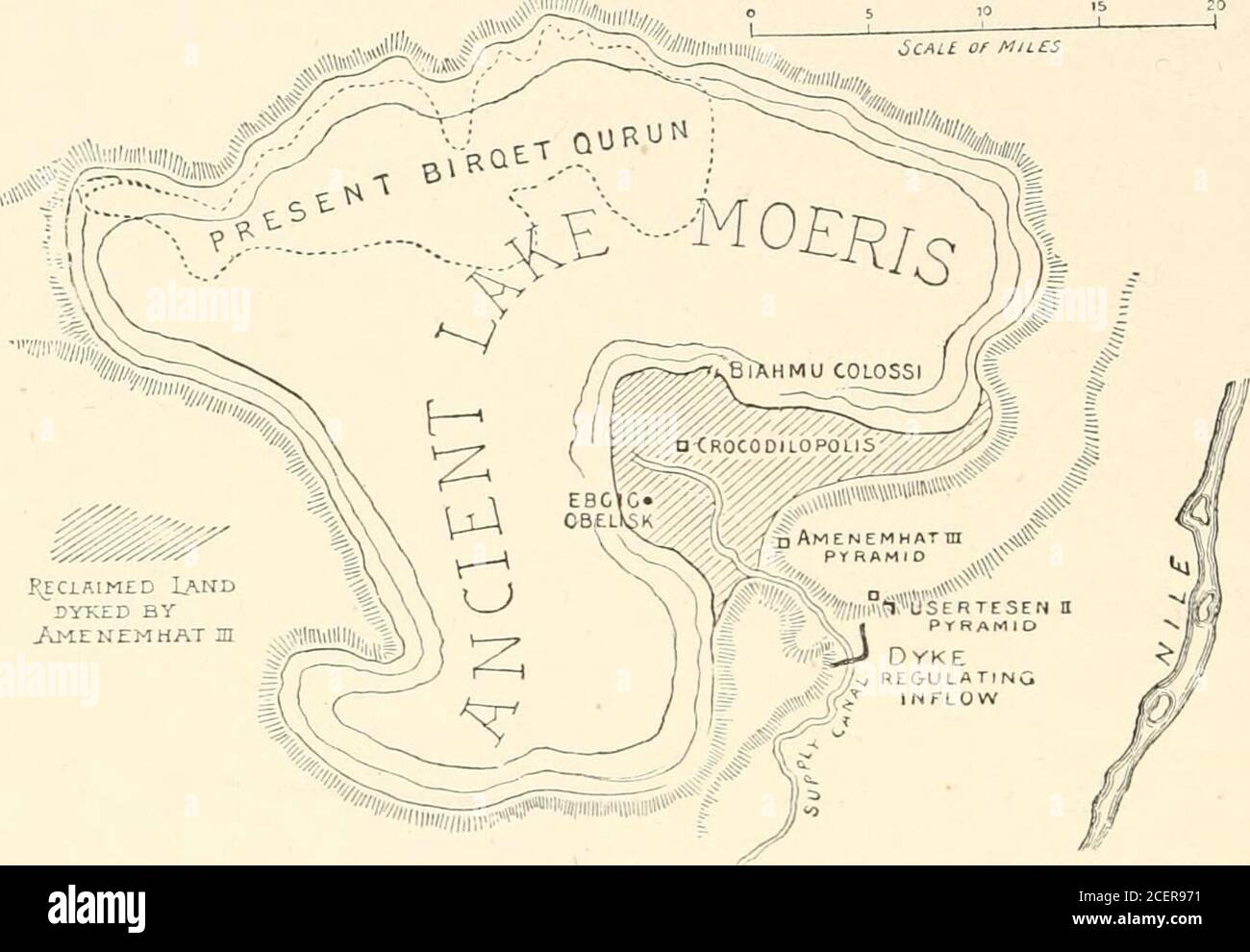 . Der heilige Käfer: Eine populäre Abhandlung über ägyptische Skarabäen in Kunst und Geschichte. 34 DER HEILIGE KÄFER. [Flate I. Er führte die große Rückgewinnung am Moeris-See, im Fayum, die sein Vater begonnen hatte. In der Tat seine großen Werke wurden über ganz Ägypten und über seine Grenzen. Er muss einen guten Herrscher haben, denn sein Wesir in Beni Hasan berichtet, dass es während seiner Herrschaft und in den Jahren ^SSM* keinen hungrigen Mann im Land gab. DYKED BYAMENEMHAT wtiBiiliiw^1*1 ? KARTE DES ALTEN SEES MOERIS. Der schattige Teil zeigt das Land, das von den Königen der Xllth Dynastie aus dem See zurückgewonnen wurde Stockfoto
