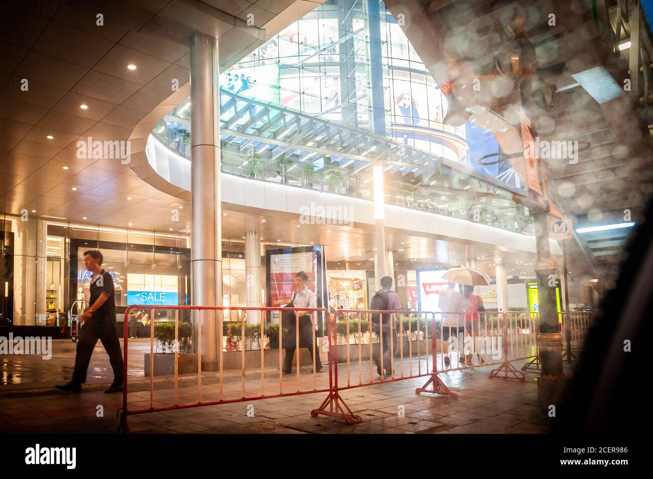 Blick auf das riesige Terminal 21 Einkaufszentrum von der durchnässten regen Sukhumvit Rd. Bangkok, Thailand. Stockfoto