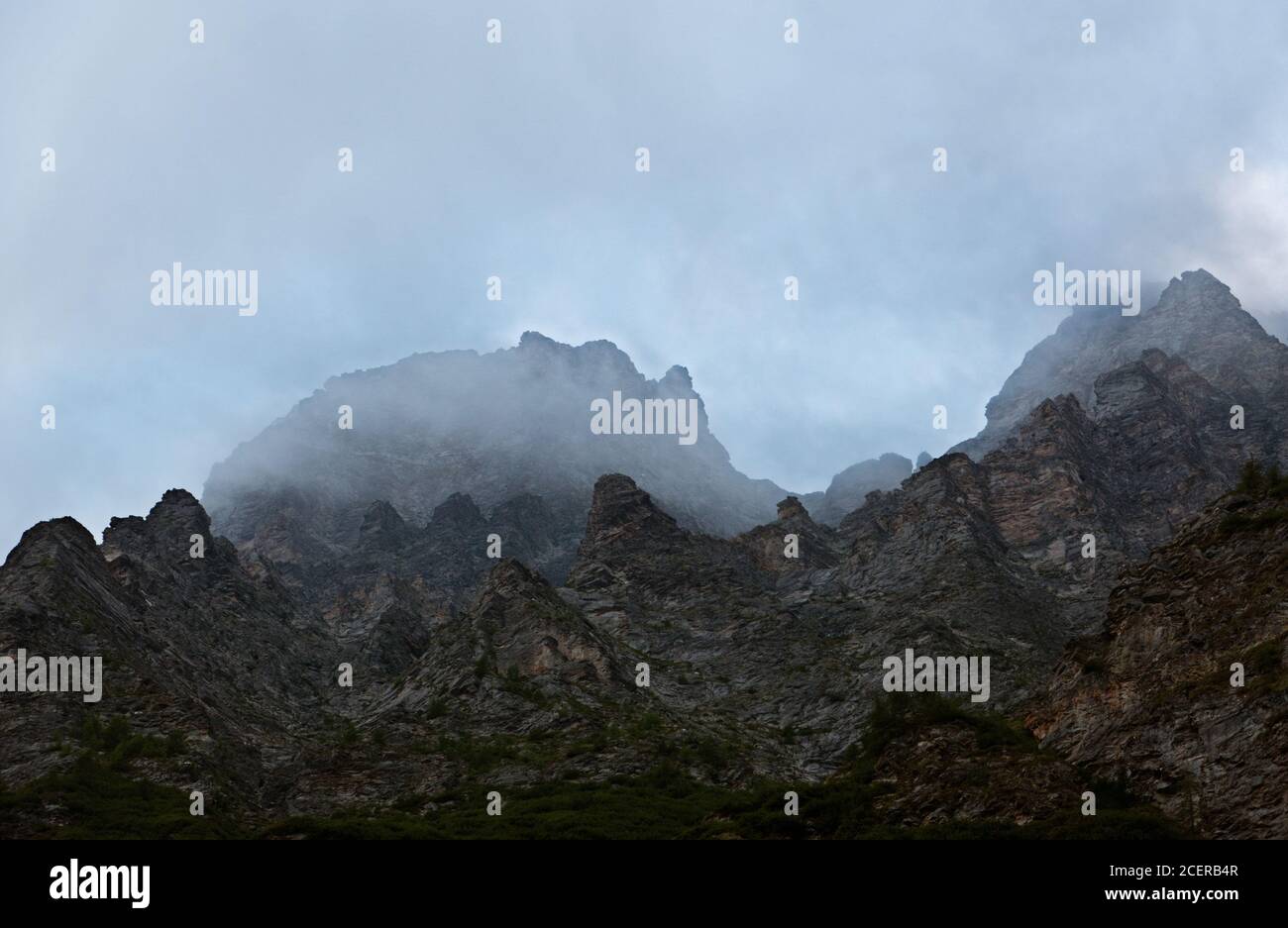 Gruselige, steile Felsen in einer nebligen, unheimlichen Landschaft Stockfoto