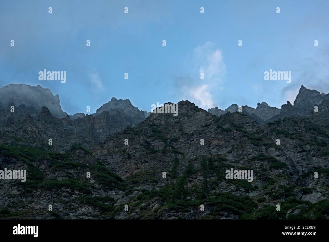 Gruselige, steile Felsen in einer nebligen, unheimlichen Landschaft Stockfoto