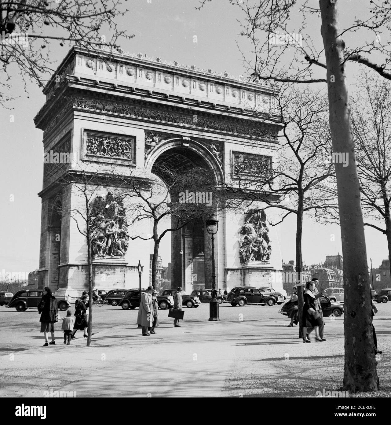 1950er Jahre, historische Bild von J Allan Cash Übersicht Fahrzeuge der Tag an der berühmten französischen Wahrzeichen, Arc de Triomphe, entfernt von der Place de l'Etoile, die Avenue des Champs-Élysées. Das eindrucksvolle Monument wurde gebaut, um die militärische Siege von Napoleon und die französische Armee zu feiern und wurde im Jahr 1836 abgeschlossen. Stockfoto