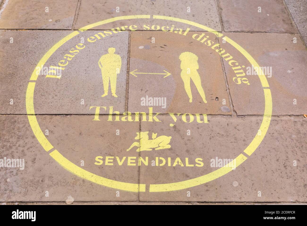 Soziale Distanzierung in Covent Garden, London, England, Zeichen und Ratschläge zu Regeln auf dem Bürgersteig Stockfoto