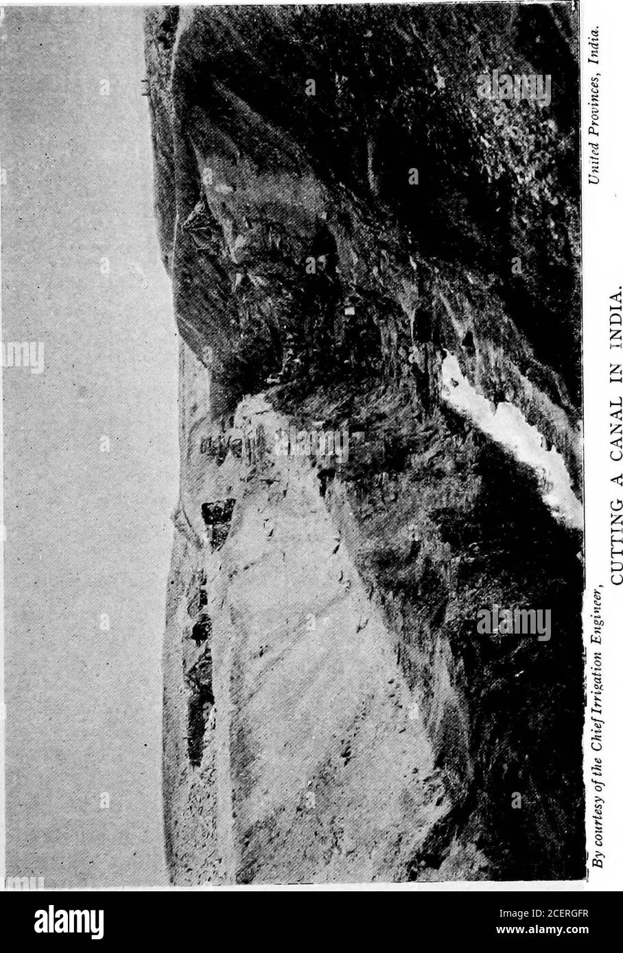 . Die Beherrschung des Wassers. Mauerwerk, und der Rest wird bysand unter und gegen die Seiten gerammt unterstützt. So wie die Stahlschienen auf einer Eisenbahn mit ihren Enden einen kurzen Abstand zueinander angebracht werden müssen, um ein Ausziehen und Zusammenziehen zu ermöglichen, so konnte auch der Kom Ombo Kanal nicht durch seine Länge durchlaufend gemacht werden. Die Abstandezwischen den Enden der Abschnitte in den Mauerwerk Groovesare über sechs Fuß lang, und die Metallrinnen ruhen auf apacking des Seils in Talg getränkt, die ihnen erlaubt, ein wenig zu gleiten. Der Bau dieser Röhre hielt 7.000 Mann für einige Zeit beschäftigt. Aber genug hat Stockfoto