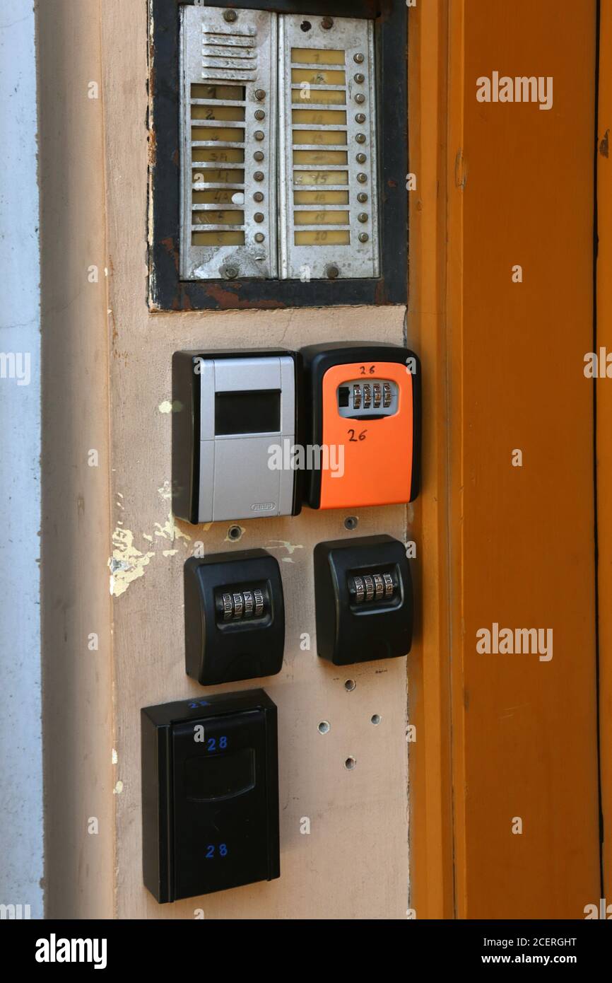 Krakau. Krakau. Polen. Türklingeln, Gegensprechanlage und Codeschlosses an der Tür zu einem der alten Wohnhäuser in der Altstadt. Stockfoto