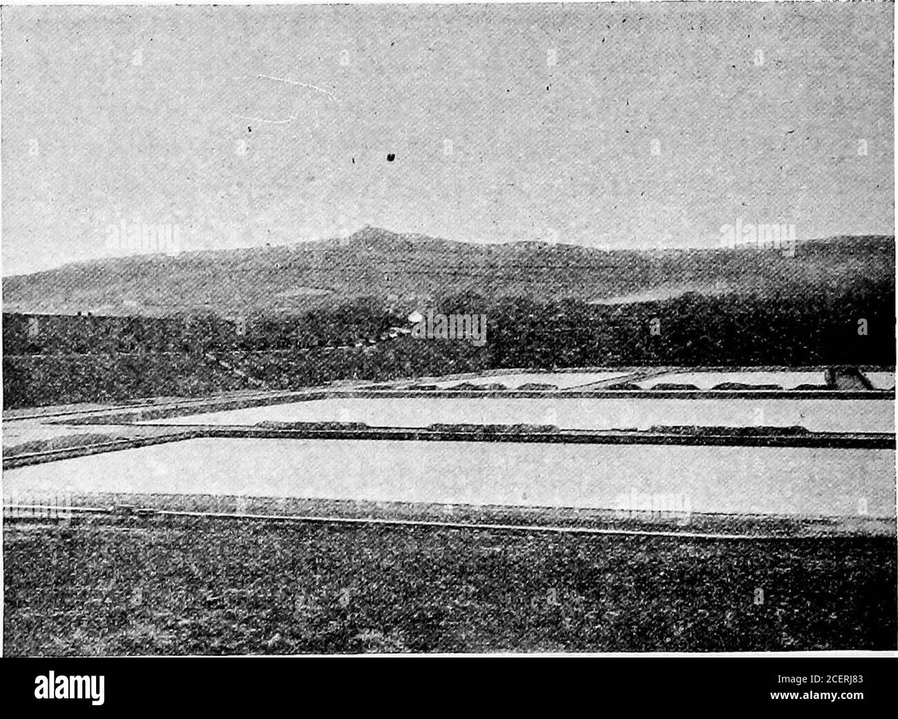 . Die Beherrschung des Wassers. E dreißig-sechs Zoll im Durchmesser, dann durch einen vier-Fuß-concreteculvert, bis es den Himant-Berg erreicht. Hierin betritt einen Tunnel sieben Fuß im Durchmesser, tauchend auf der anderen Seite des Berges nach einer Reise von zweieinhalb Meilen unter der Erde. Von Himant reist es durch travel üblichen vierundvierzig Zoll Gusseisenrohre zu Pare UchafReservoir und dann zu Oswestry durch anotherseven und ein Viertel Meilen von Rohren und ein und drei Viertel Meilen von Tunnel. In Llanforda, in der Nähe von Oswestry, befindet sich ein Reservoir, das 46,000,000 Gallonen fasst, zusammen mit großen Filterbetten Stockfoto