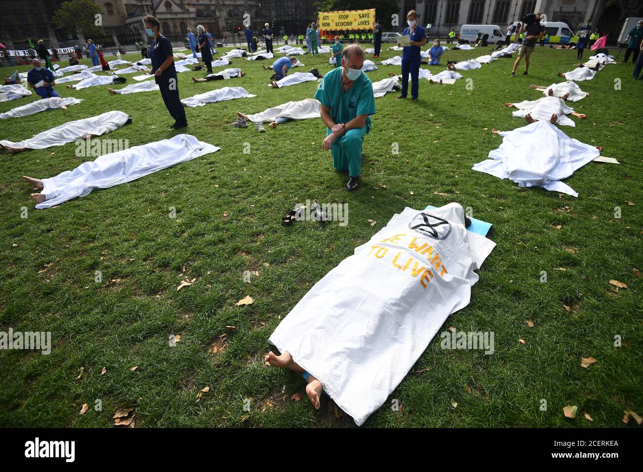 Extinction Rebellion Demonstranten posieren als Leichen bei einem Protest auf dem Parliament Square in London. Stockfoto