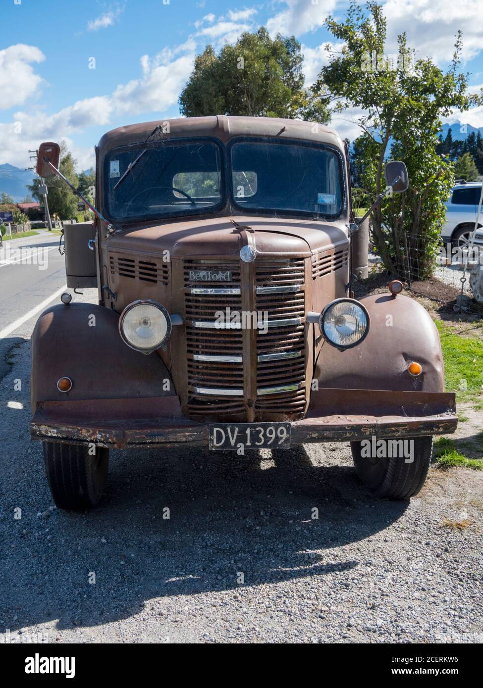 Ein alter Bedford LKW parkte am Straßenrand in Glenorchy Neuseeland Stockfoto