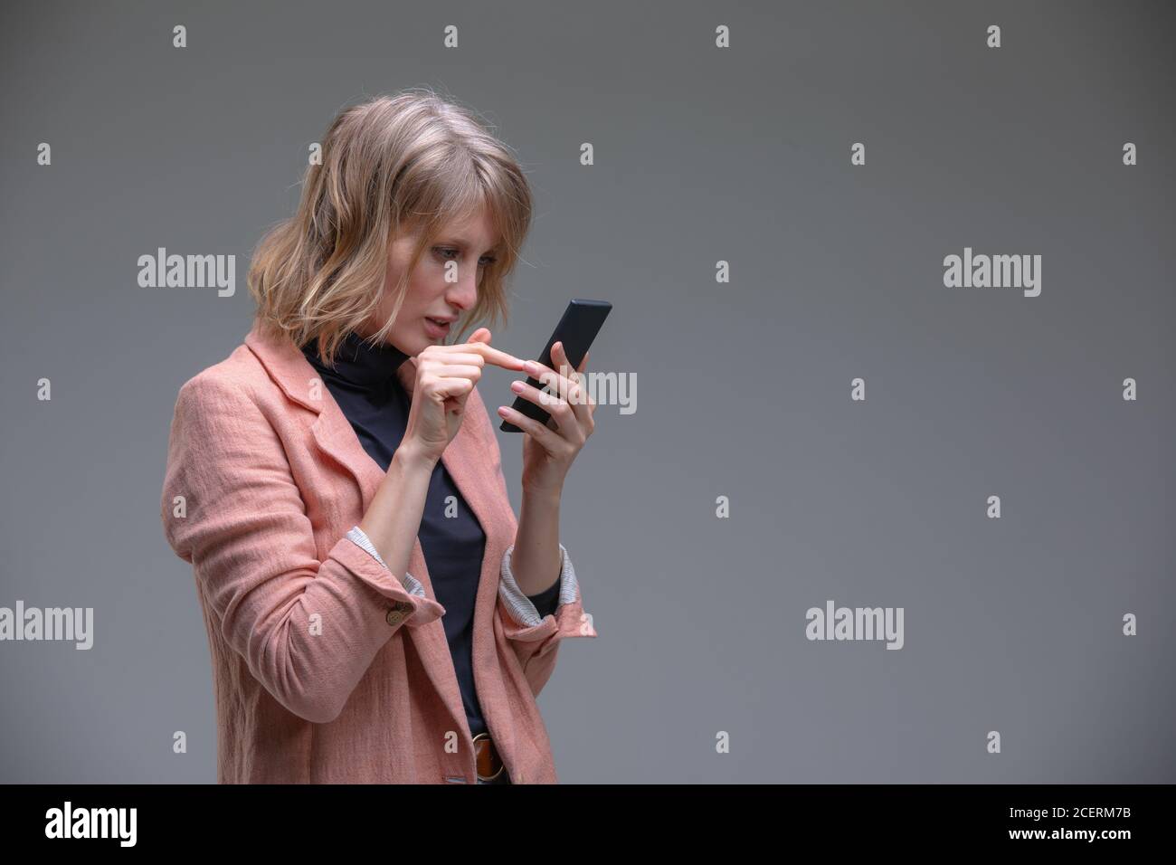 Glückliche Erwachsene Frau hält Smartphone mit mobilen Online-Apps. Stockfoto