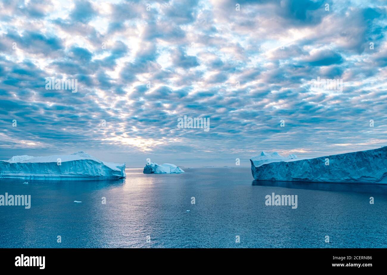 Meereslandschaft mit Eisblöcken in der antarktischen Klangregion. Stockfoto