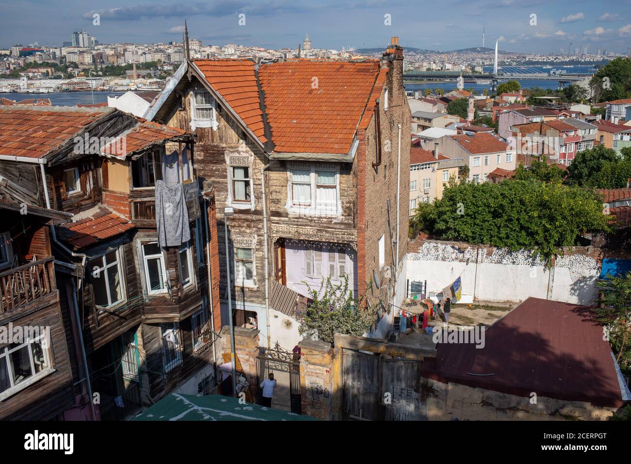Blick auf Cibali Viertel mit historischen Häusern und Golden Horn Blick im Hintergrund in Istanbul, Türkei am 20. August 2020. Stockfoto