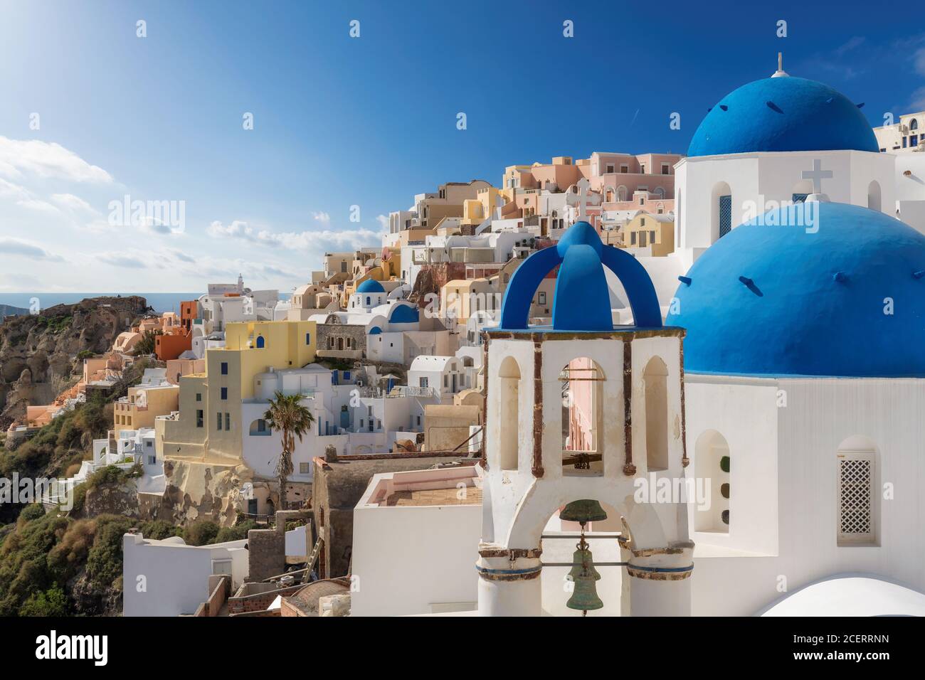 Wunderschöne Aussicht auf die blauen Kuppeln der griechischen Kirche auf Santorini, Griechenland Stockfoto