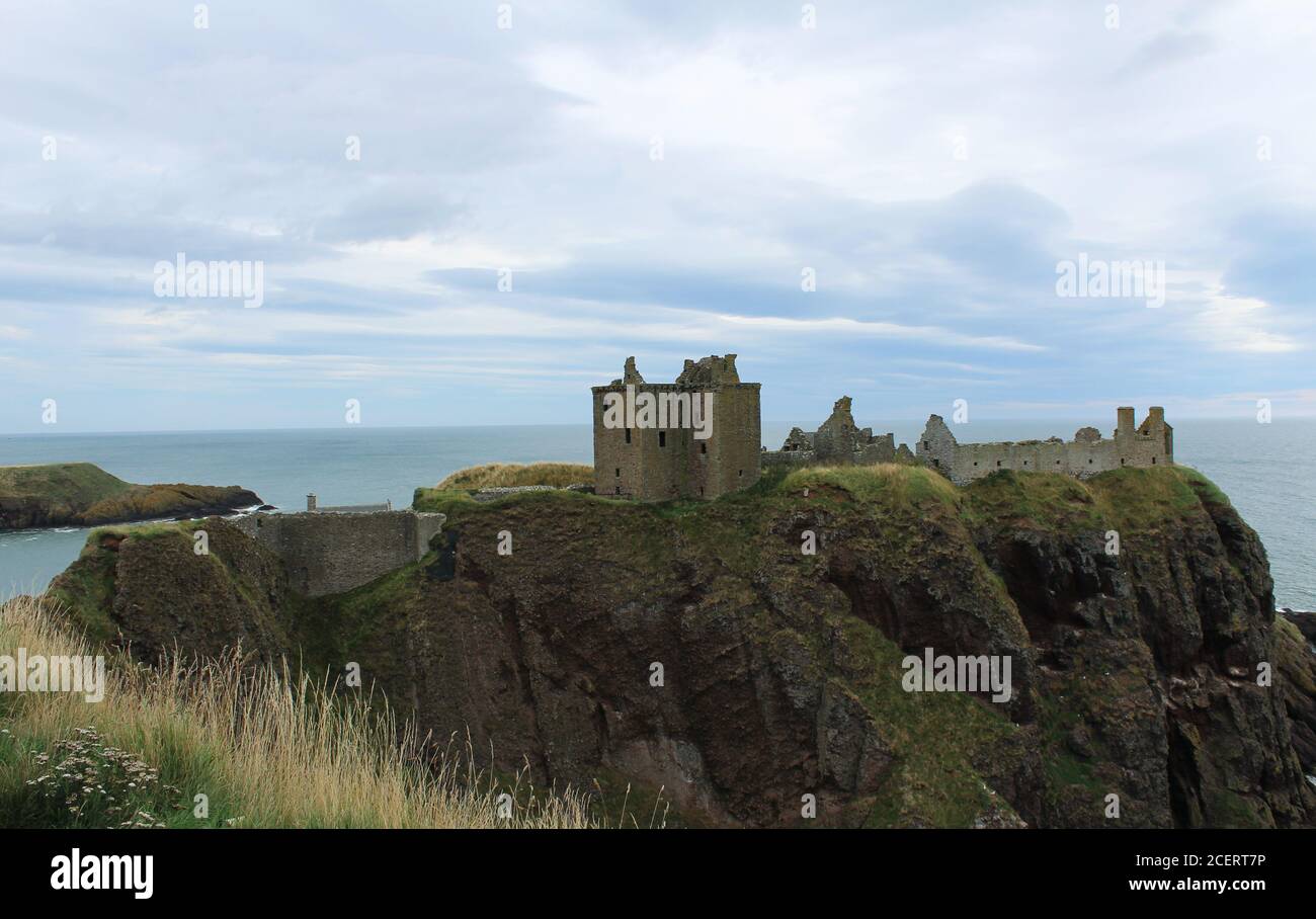 Schöne schottische Klippe mit Dunnottar Castle auf der Spitze. Stockfoto