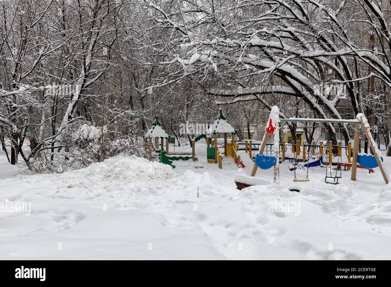 Schneebedeckter Spielplatz in der Stadt nach Schneefall im Winter. Stockfoto