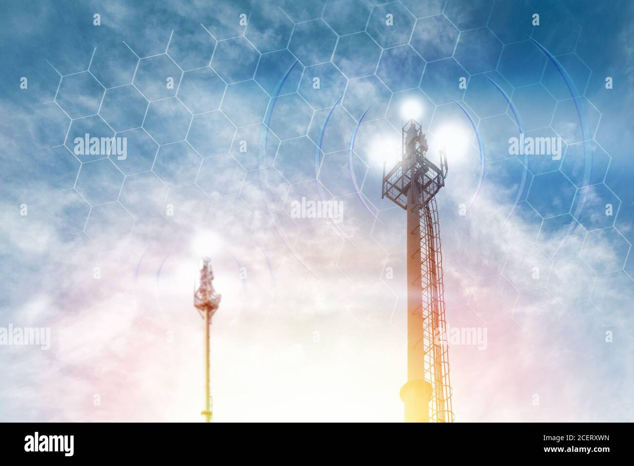 Telekomantenne gegen den klaren blauen Himmel mit dem Bild des Netzes. Speicherplatz kopieren. Das Konzept von Kommunikation, Technologie und Telekommunikation Stockfoto