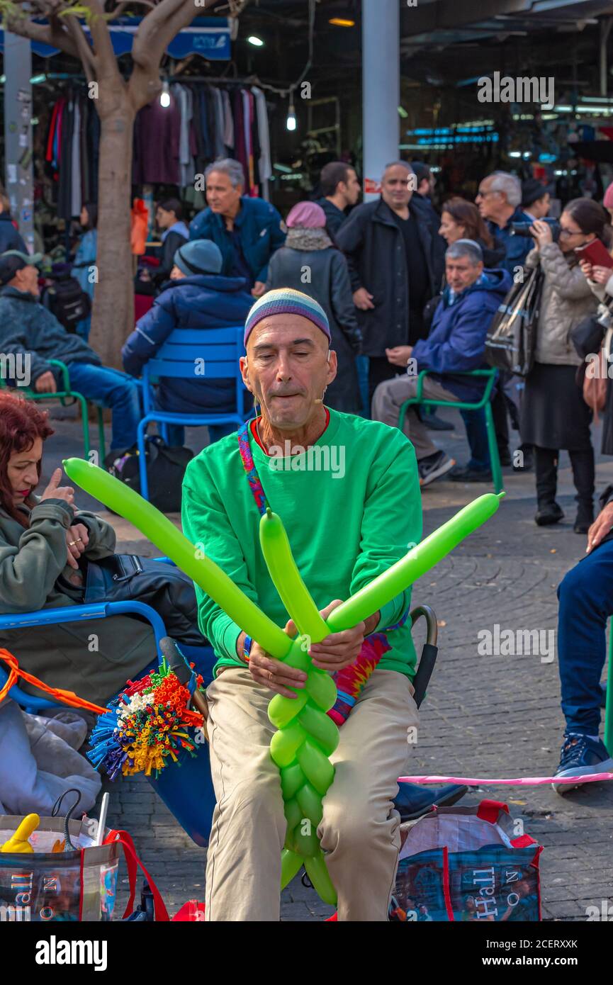 Ballonkünstler, der Kunst aus Luftballons schafft, fotografiert in der Nachlat Binyamin Fußgängerzone, Tel Aviv, Israel Stockfoto