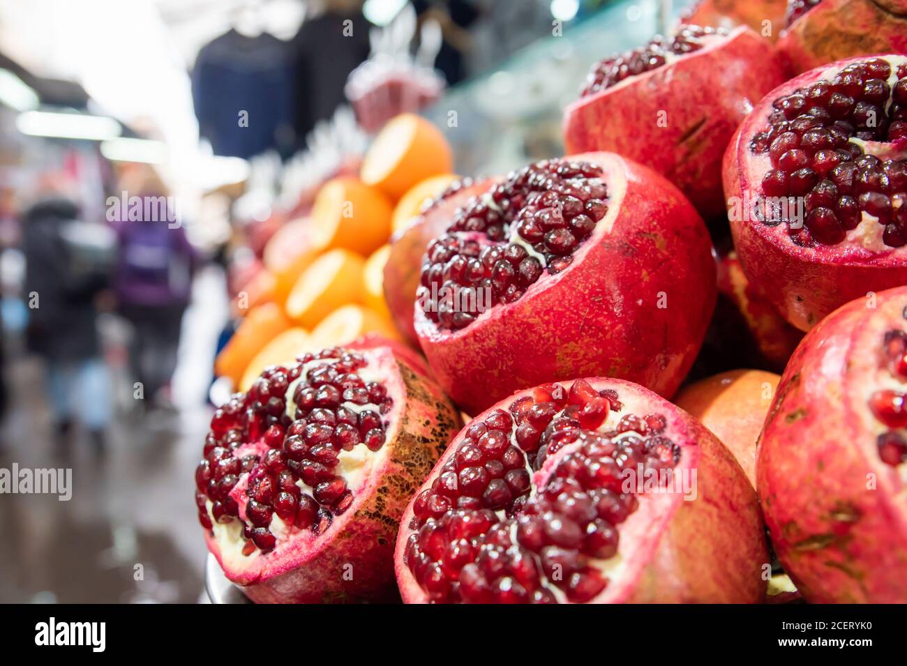 Granatäpfel auf dem Carmel Markt, Tel Aviv, Israel Stockfoto Granatäpfel auf dem Carmel Markt, Tel Aviv, Israel Stockfoto