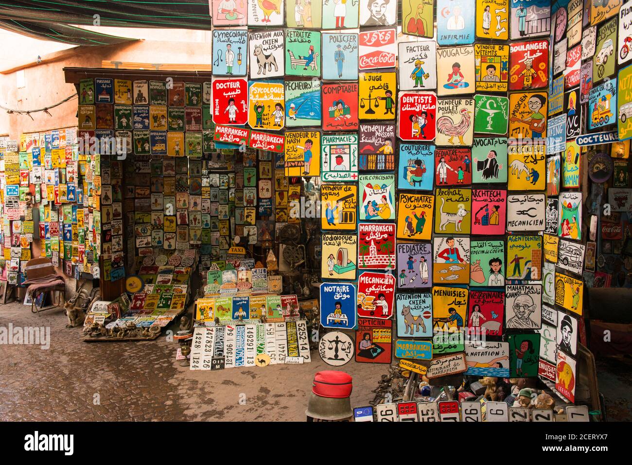 Verkaufsstand mit handbemalten Schildern im Souk in der Medina, Marrakesch Stockfoto