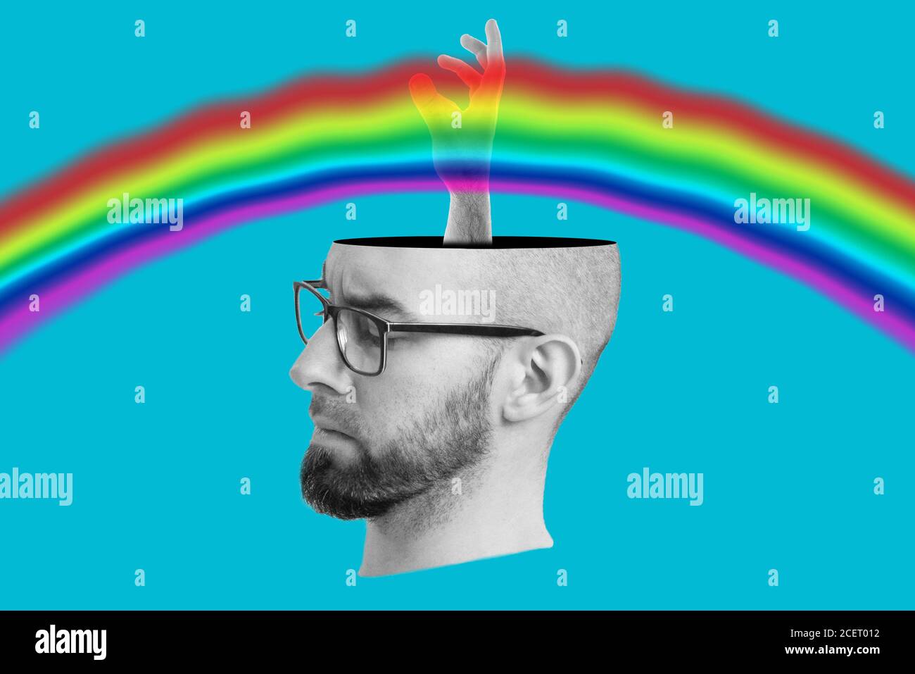 Collage moderner Kunst. Der Begriff von Wissen und Bildung. Ein Männerkopf mit Brille und Bart, von dem eine Hand nach einem Regenbogen greift. Blau, Bac Stockfoto