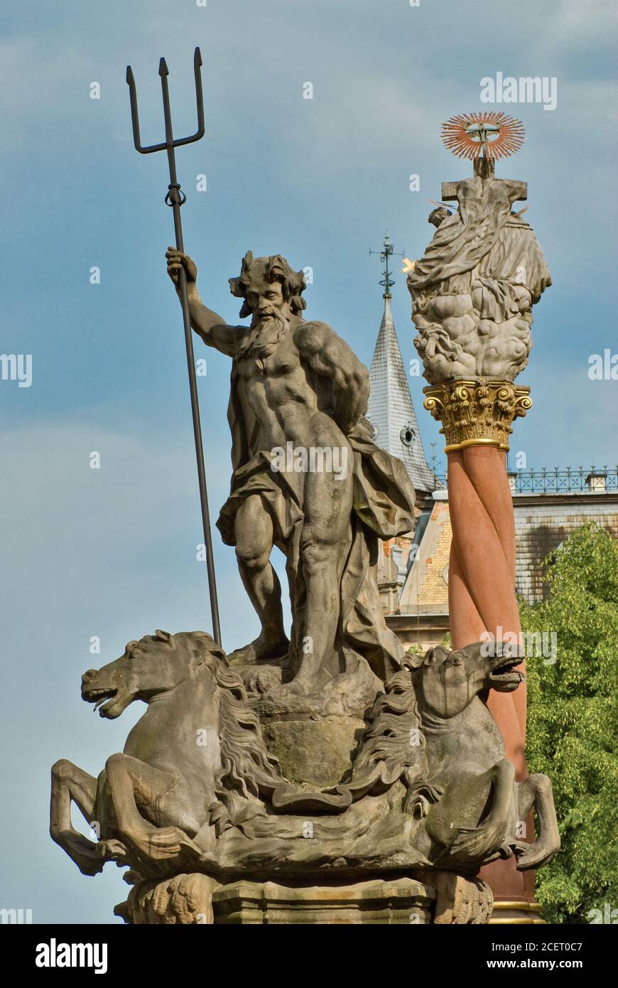 Neptunbrunnen und Dreifaltigkeitssäule auf dem Rynek (Marktplatz) in Świdnica, Niederschlesien, Polen Stockfoto