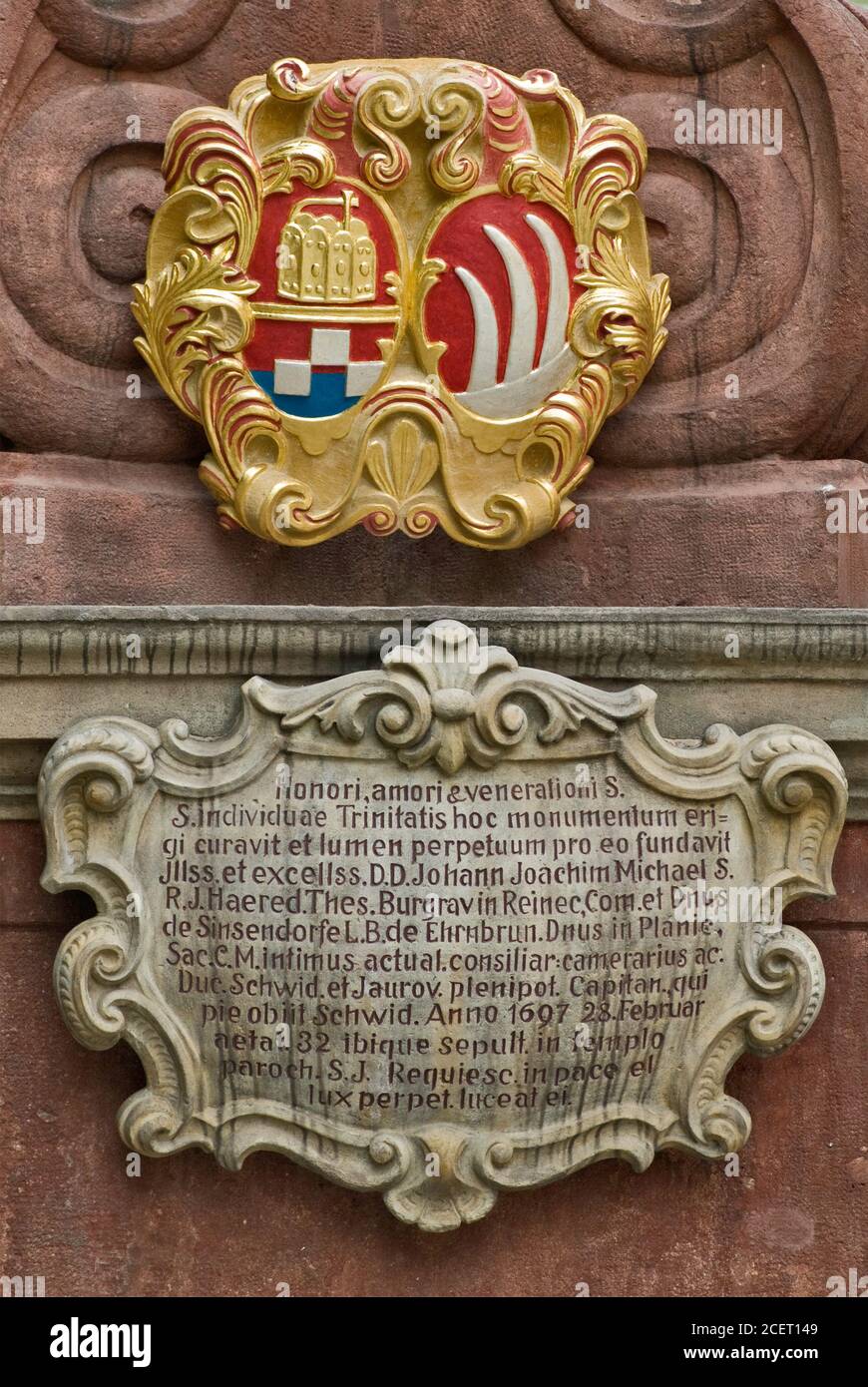 Kartuschen mit Wappen und lateinischer Inschrift an der Dreifaltigkeitssäule auf dem Rynek (Marktplatz) in Świdnica, Niederschlesien, Polen Stockfoto