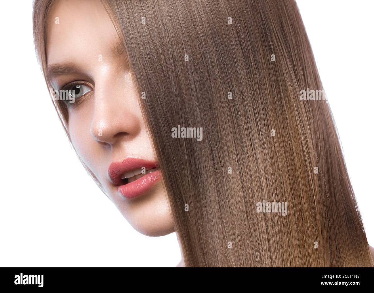 Schöne braunhaarige Mädchen in Bewegung mit einem perfekt glatte Haare, und klassische Make-up. Stockfoto